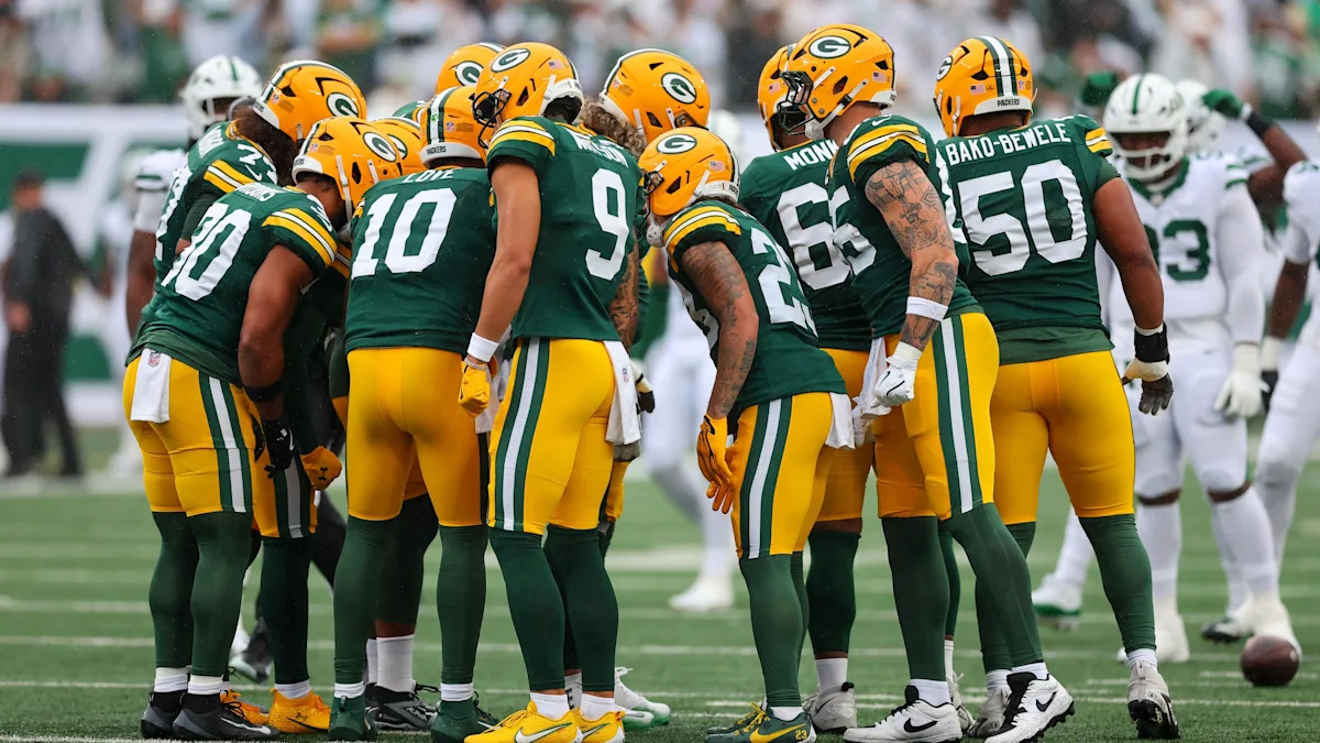 Jogadores dos Packers reunidos em campo; imagem ilustrativa da equipe que enfrenta Dallas.