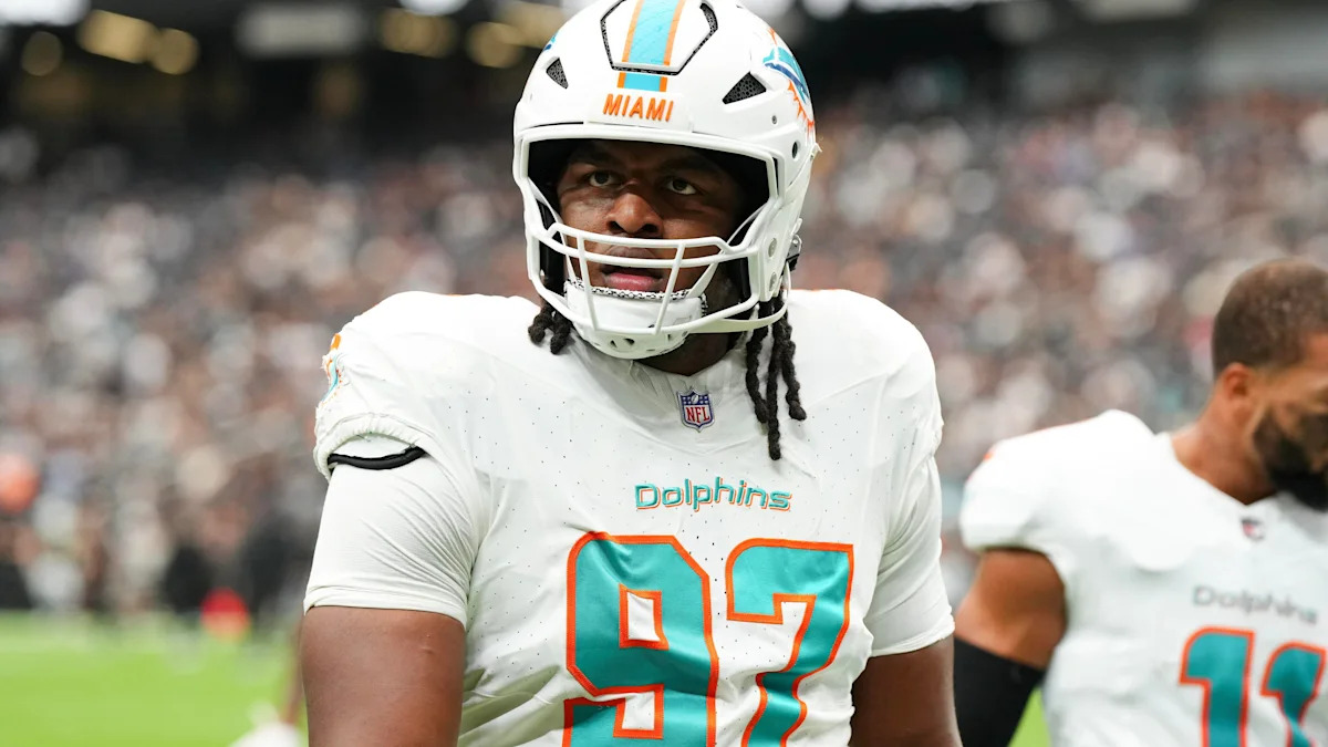 Keith Cooper Jr. com uniforme dos Dolphins em setembro de 2026; imagem anterior à sua chegada ao elenco de treinos dos Panthers.