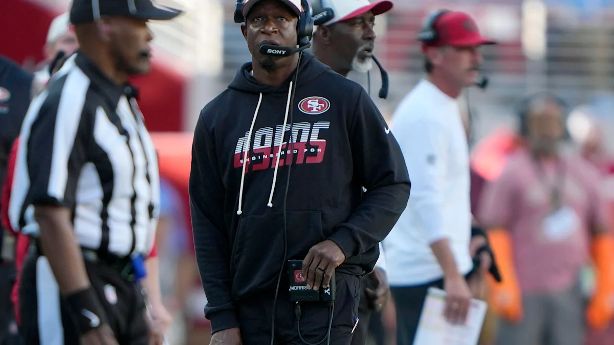 Raheem Morris acompanha os 49ers contra os Titans na pré-temporada, em agosto de 2026.
