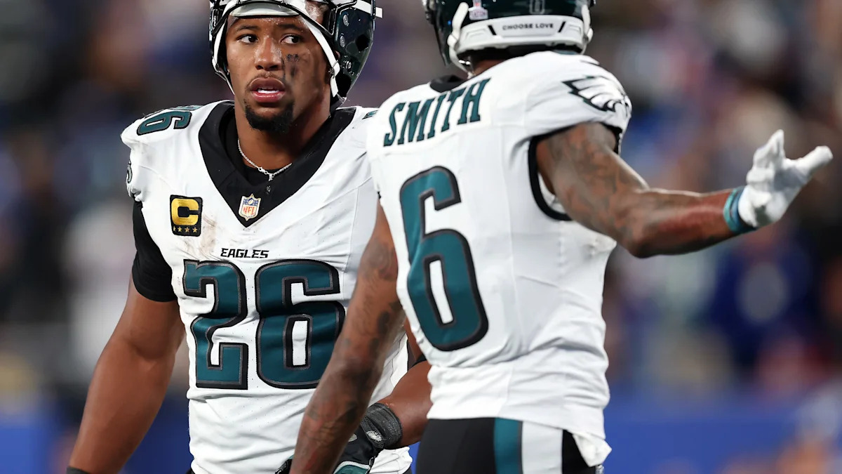 Saquon Barkley e DeVonta Smith pelos Eagles; running back está fora e recebedor foi liberado para enfrentar Carolina.