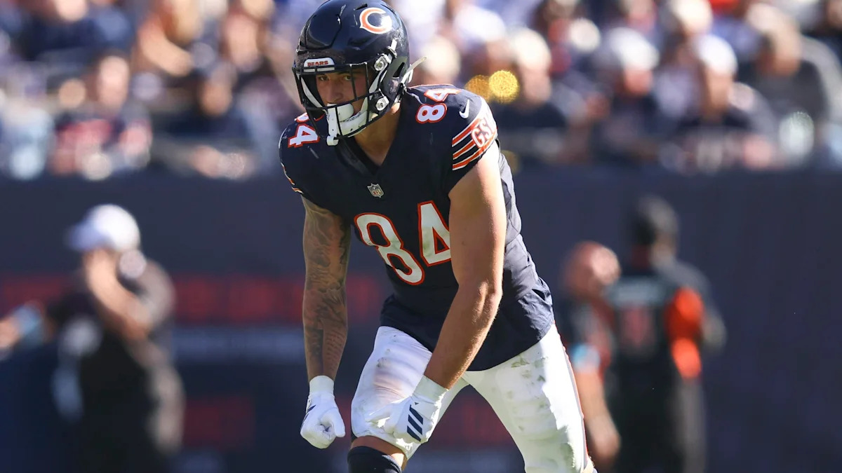 Colston Loveland se posiciona com uniforme dos Bears; tight end está entre os nomes dos palpites individuais contra Atlanta.