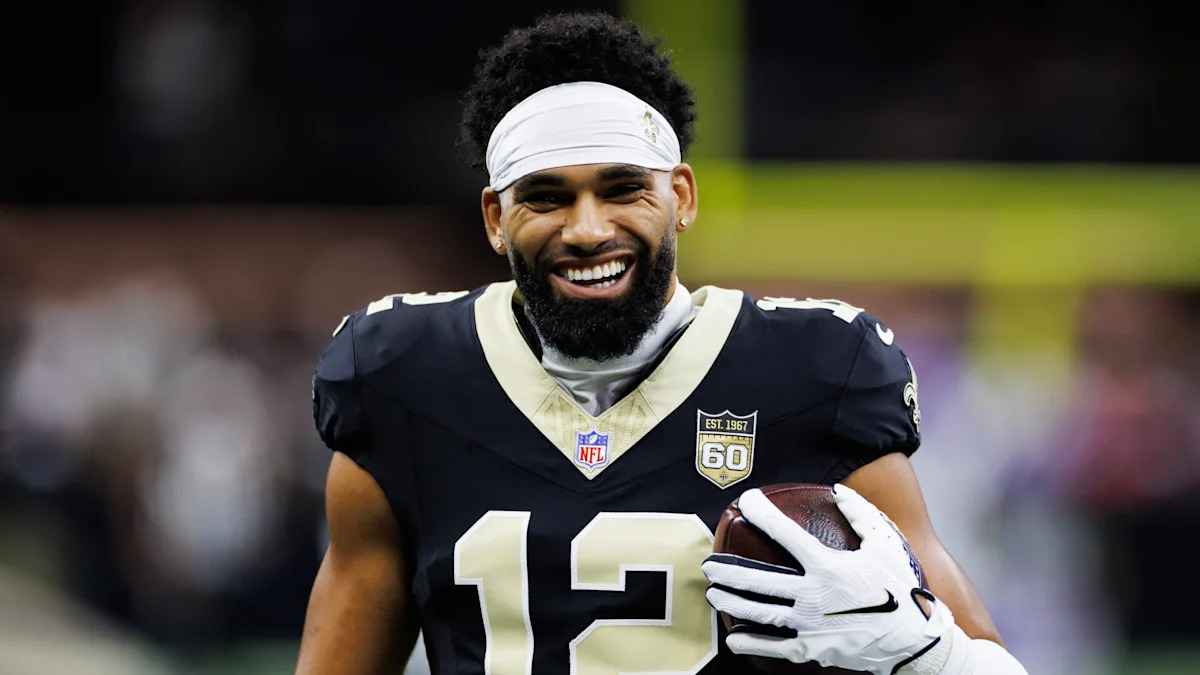 Chris Olave com uniforme dos Saints; recebedor voltou a treinar antes do jogo contra os Giants.