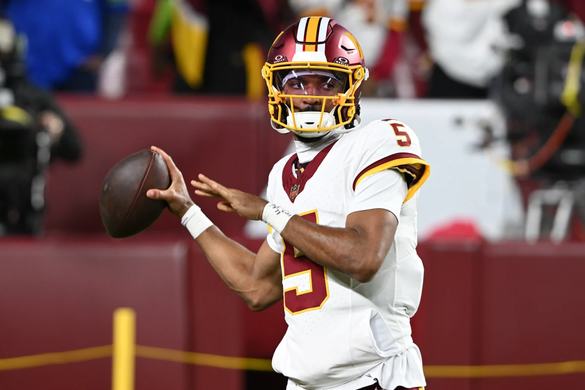 Jayden Daniels prepara um passe pelos Commanders; conter sua mobilidade será um desafio para os 49ers.