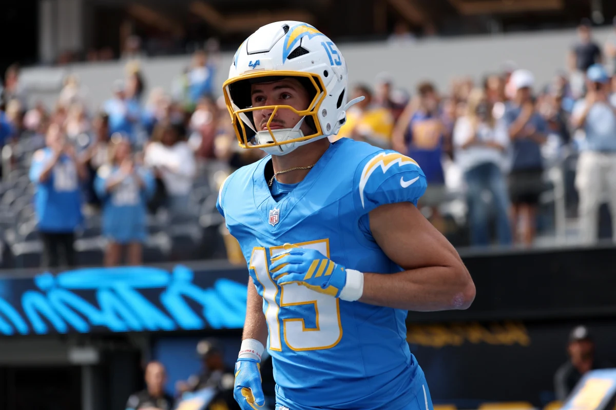 Ladd McConkey entra em campo pelos Chargers antes do jogo contra os Broncos, em 11 de outubro de 2026.