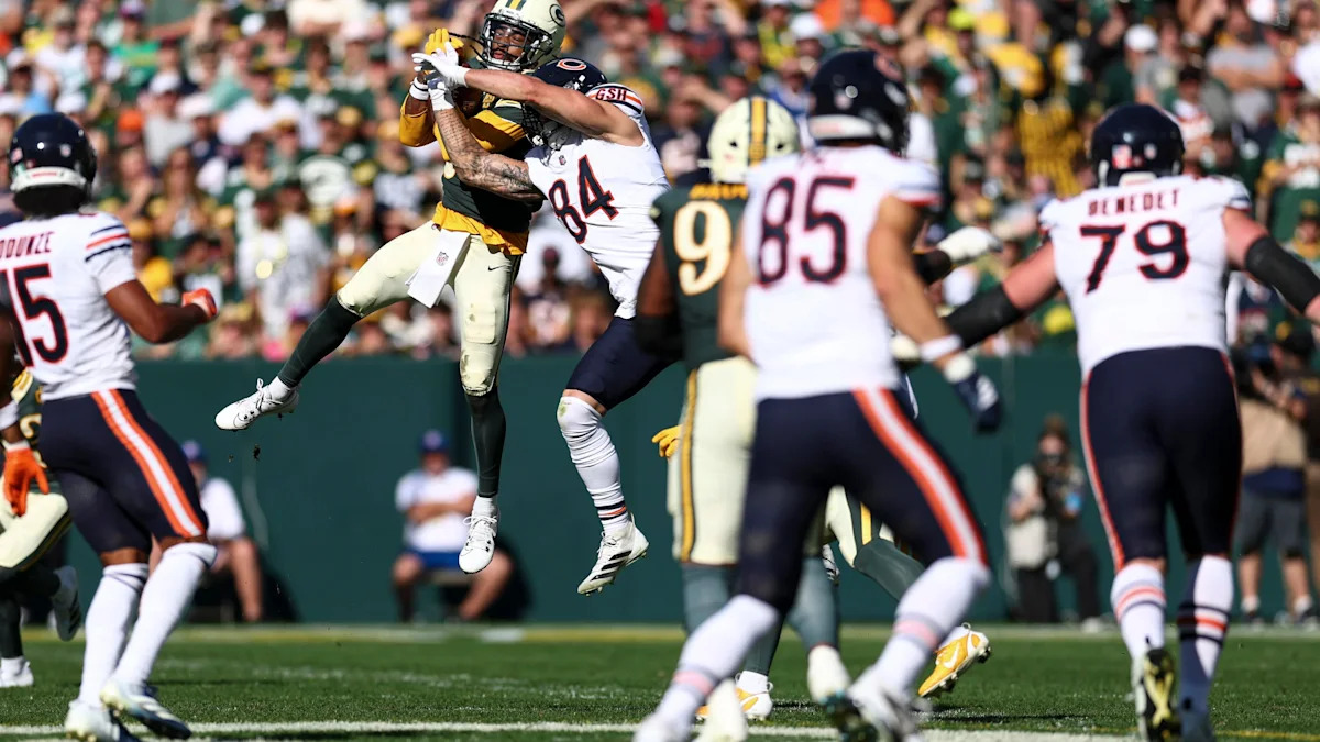Defensor dos Packers disputa a bola pelo alto contra os Bears; análise examina as interceptações de Green Bay.