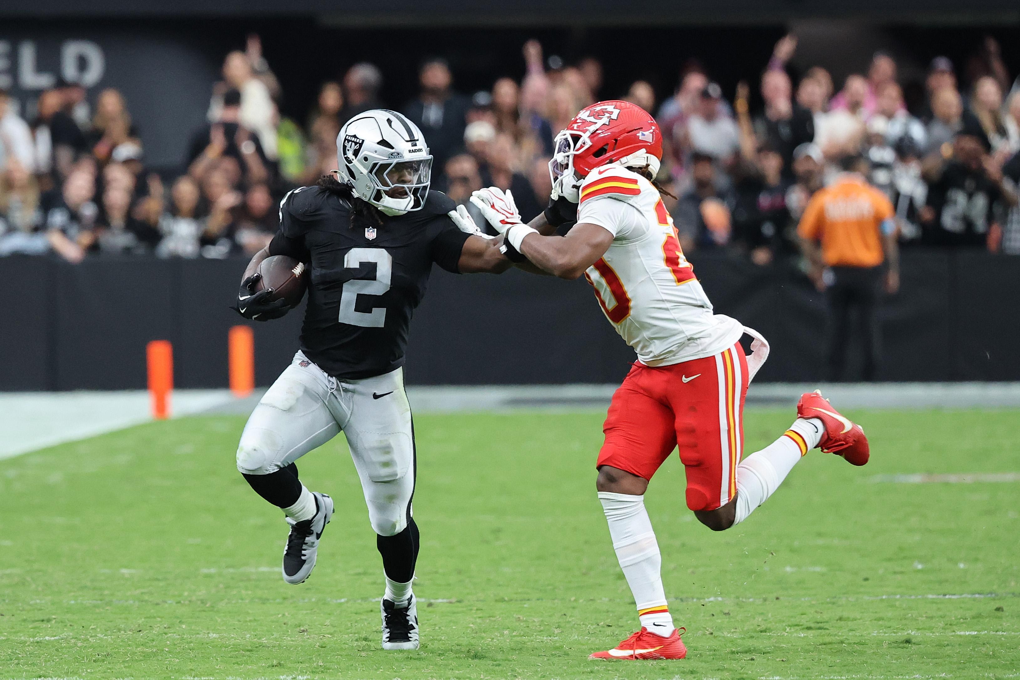 Ashton Jeanty enfrenta a defesa dos Chiefs.