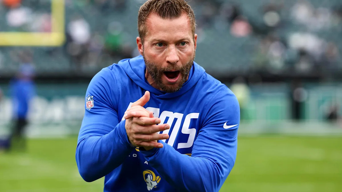 Sean McVay acompanha uma atividade dos Rams; treinador foi o nome mais apontado em enquete sobre os times especiais.