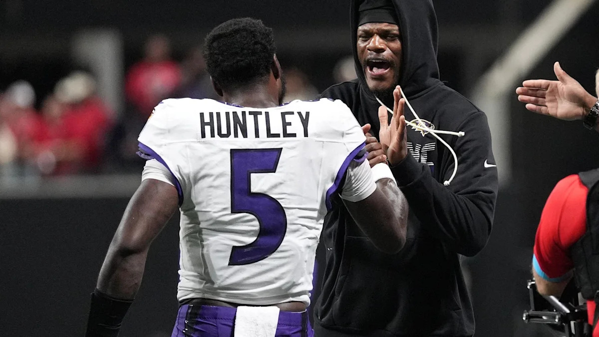 Tyler Huntley comemora um touchdown ao lado de Lamar Jackson na vitória dos Ravens sobre os Falcons.