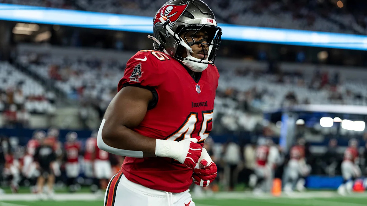 Josiah Trotter em campo pelos Buccaneers antes de enfrentar os Cowboys, em outubro de 2026.