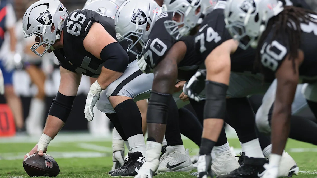 Linha ofensiva dos Raiders se posiciona antes do snap em uma partida da NFL.