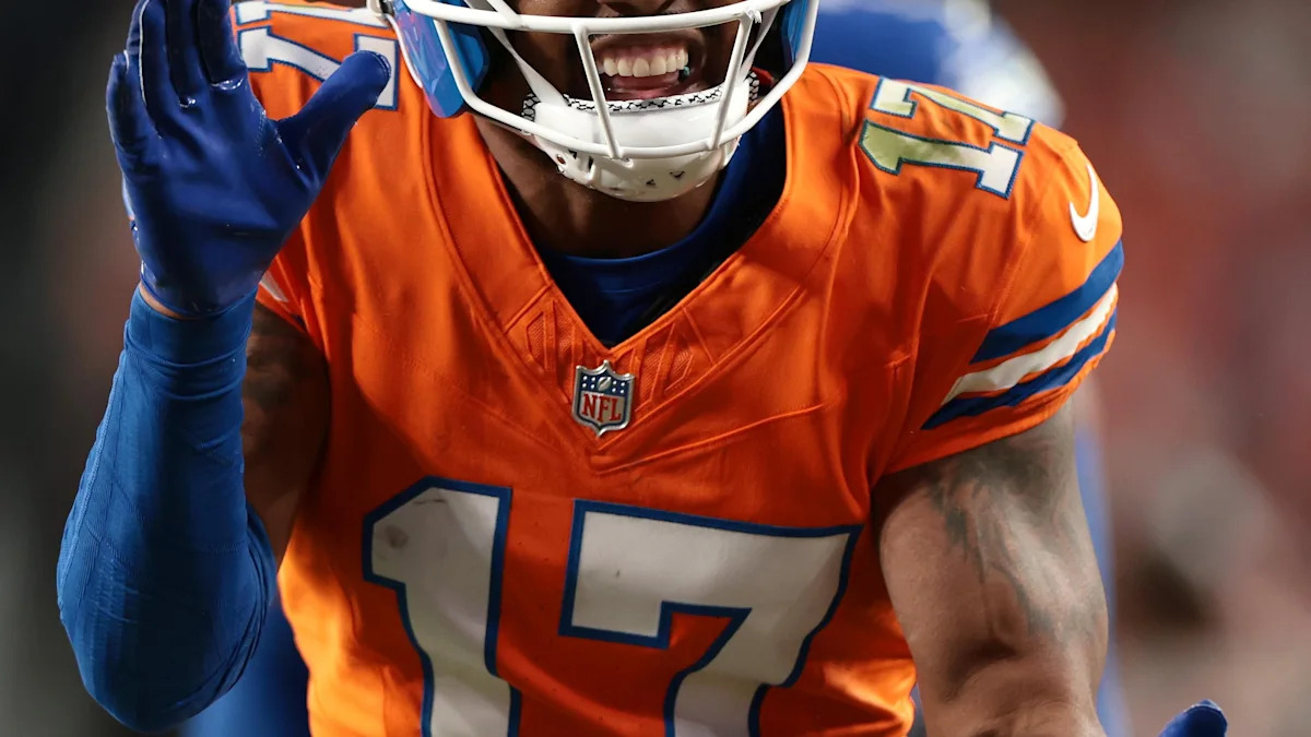 Jaylen Waddle reage durante o confronto entre Broncos e Seahawks em Denver.