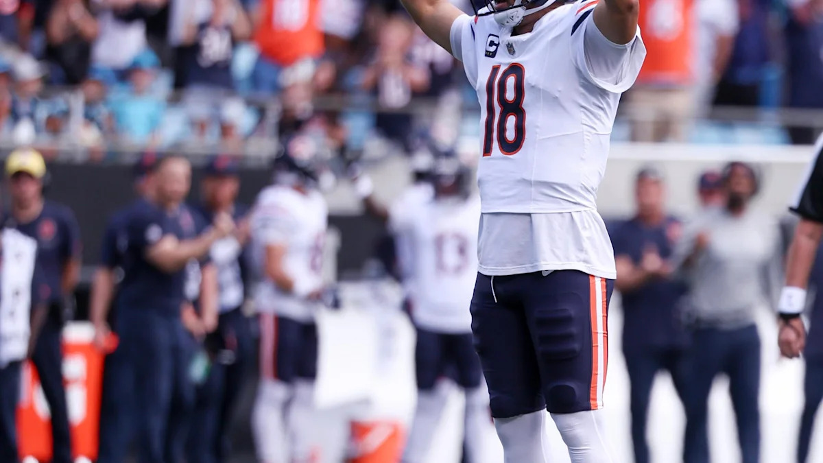 Caleb Williams reage após um touchdown dos Bears contra os Panthers em Charlotte.