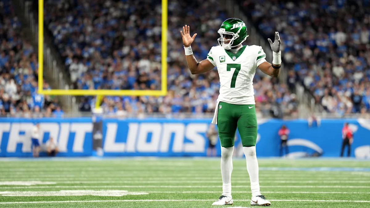 Geno Smith reage a uma marcação durante o jogo dos Jets contra os Lions em Detroit.