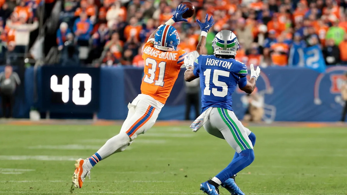 Jogadores dos Broncos e dos Seahawks disputam uma jogada no confronto entre as equipes.