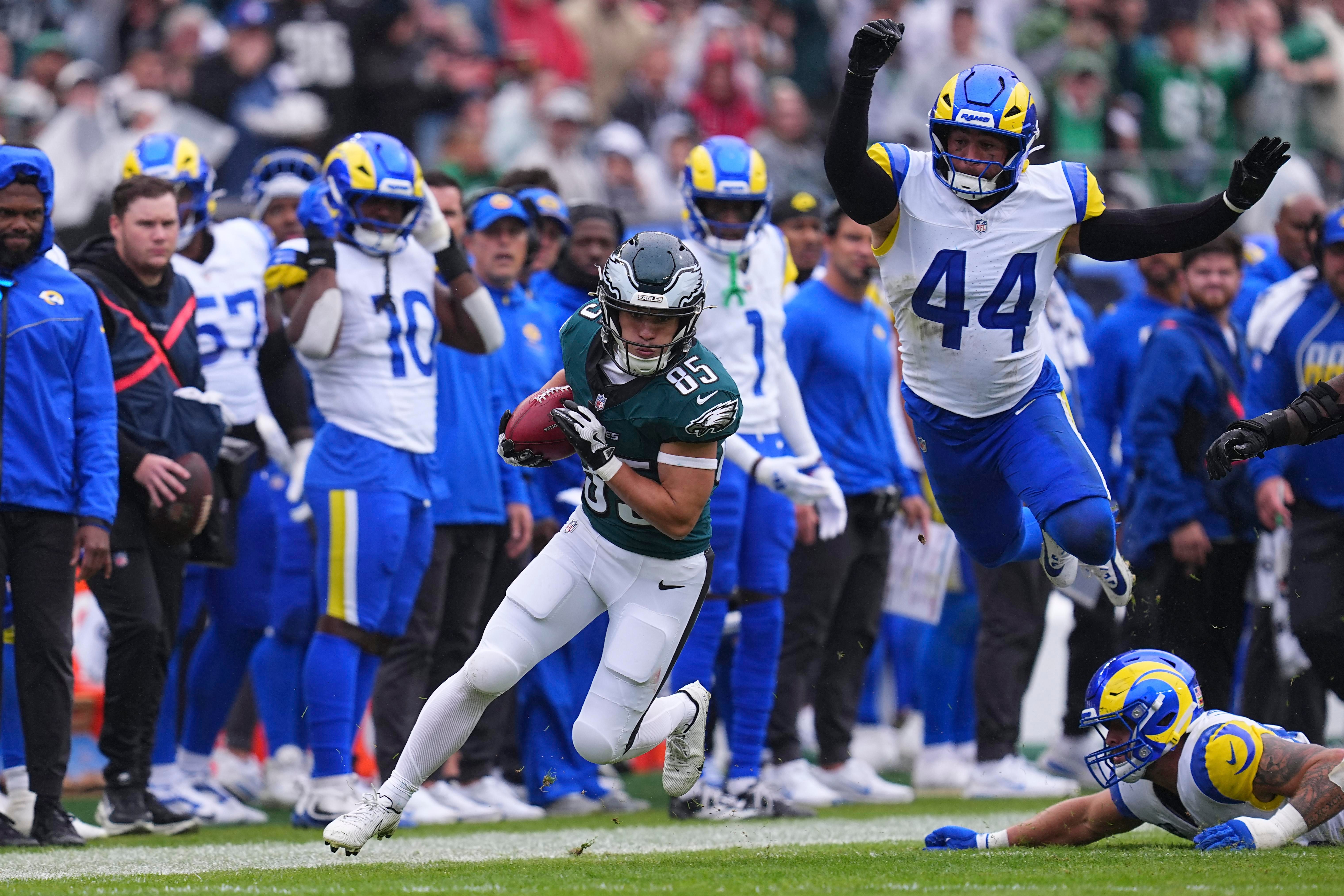 Britain Covey retorna a bola contra os Rams em Filadélfia, em 4 de outubro de 2026.