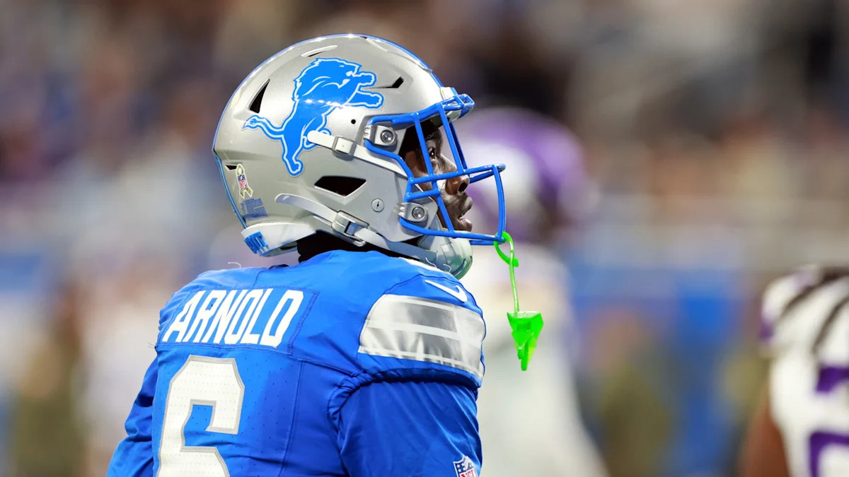 Terrion Arnold com uniforme dos Lions em imagem de arquivo; o jogador dos Seahawks continua em licença remunerada.