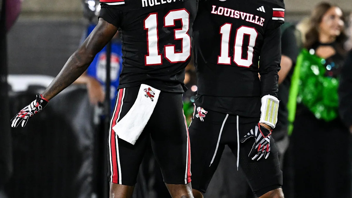 Tayon Holloway e Kaleb Beasley, de Louisville, comemoram um passe desviado contra Florida State.