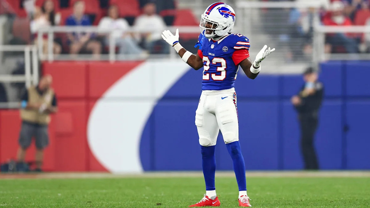 Dee Alford sinaliza durante uma partida dos Bills; cornerback é questionável contra os Raiders.
