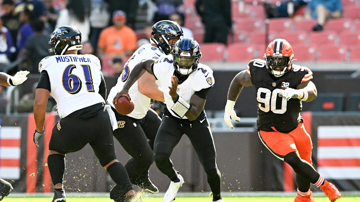 Tyler Huntley carrega a bola pelos Ravens contra os Browns, em imagem de outubro de 2023.