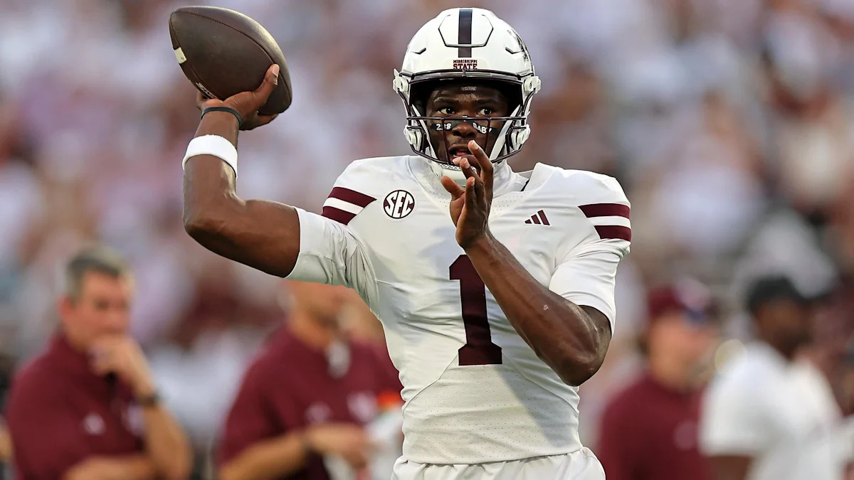 Kamario Taylor prepara um passe por Mississippi State; quarterback tem participação improvável contra LSU.