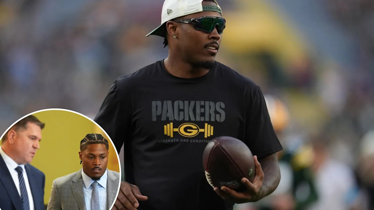 Josh Jacobs com roupa de treino dos Packers, com detalhe de sua presença no tribunal na composição da imagem.
