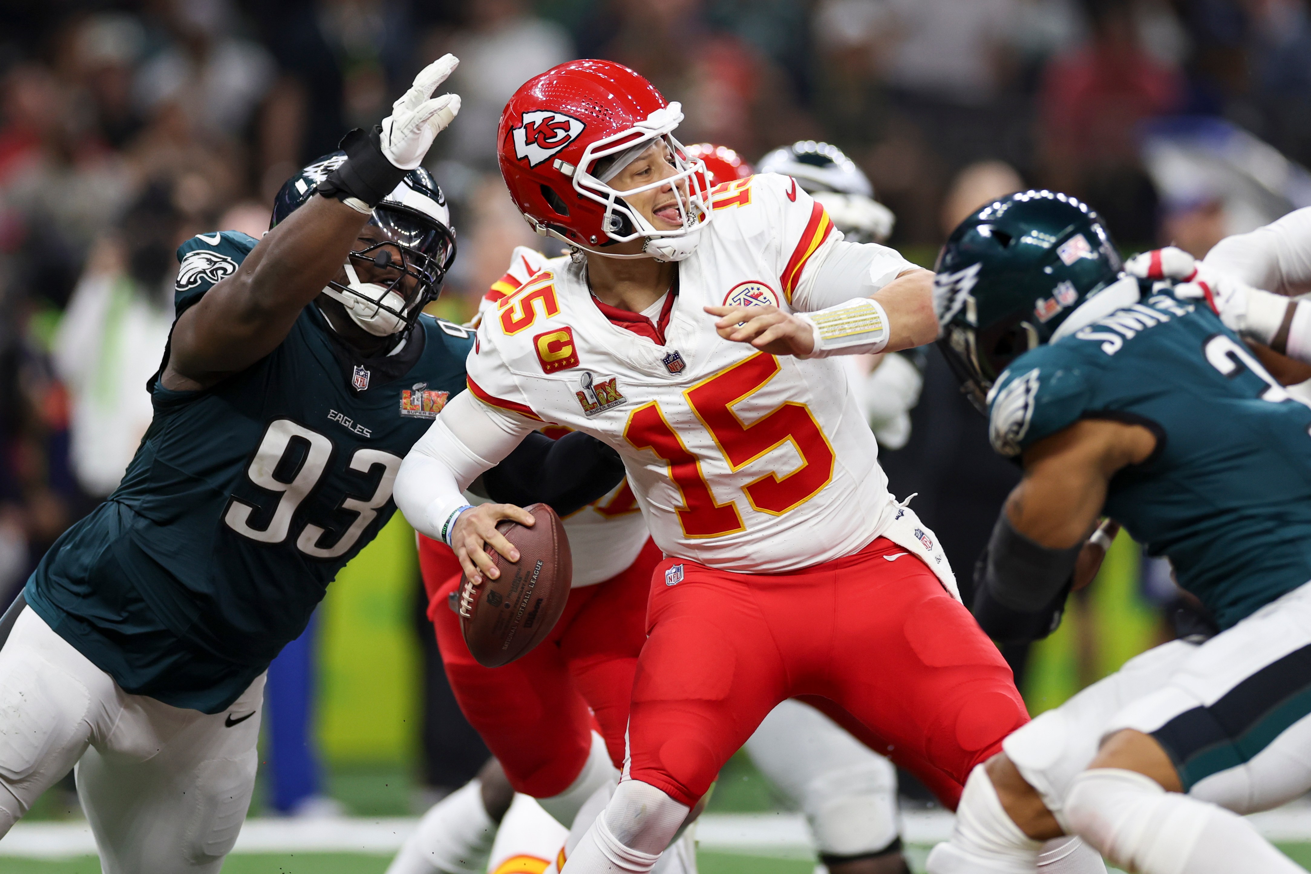 Patrick Mahomes enfrenta a defesa dos Eagles.