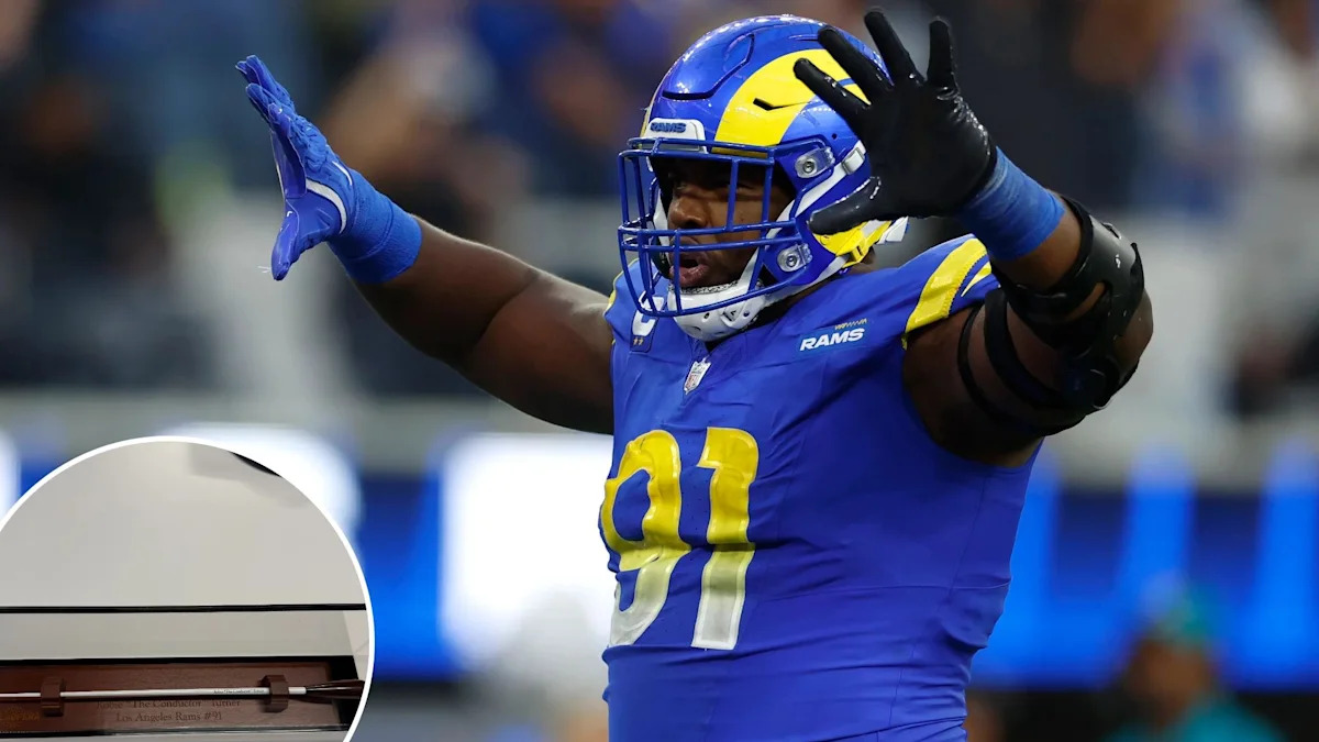 Kobie Turner comemora pelos Rams; detalhe mostra a batuta personalizada recebida pelo defensor.