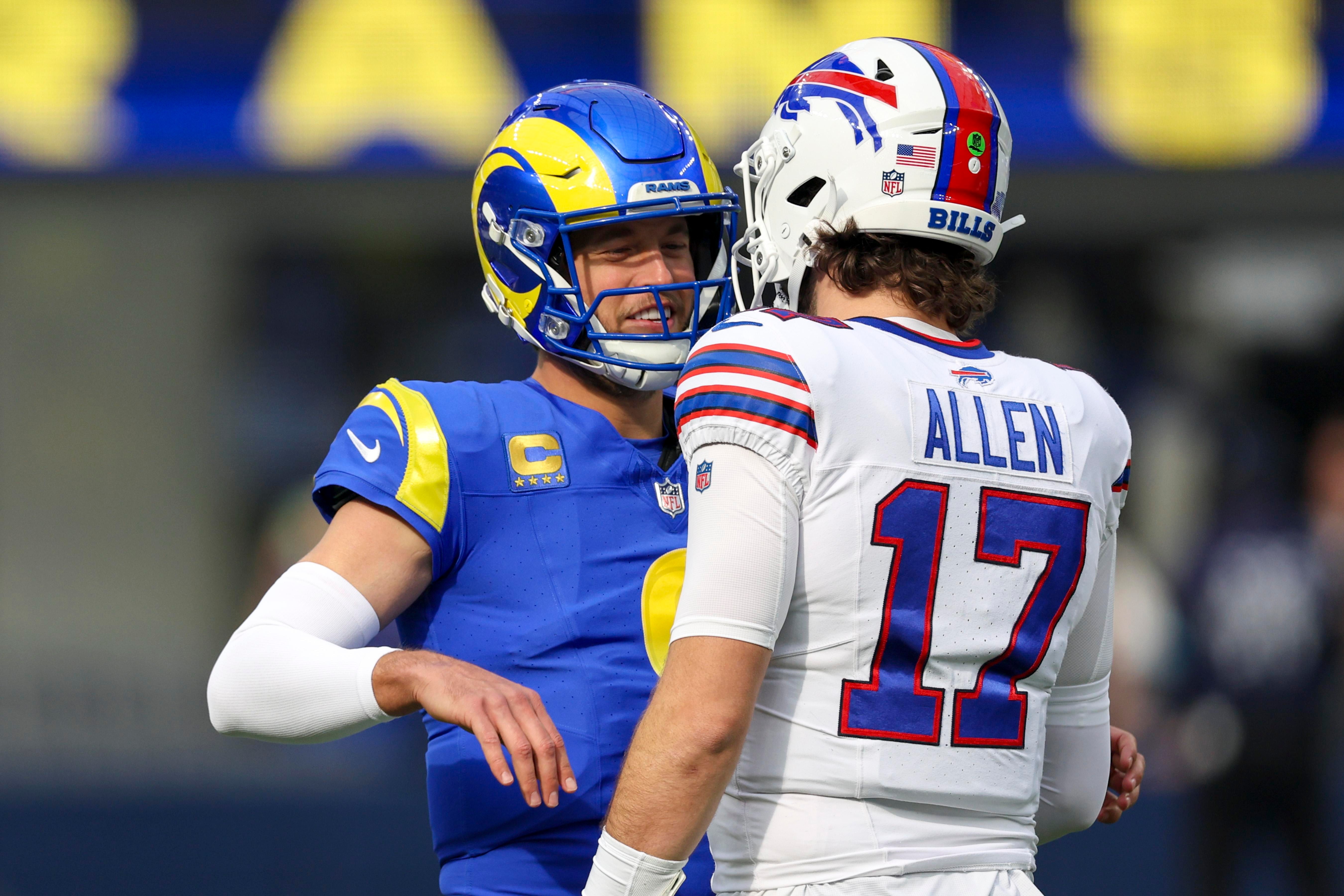 Matthew Stafford e Josh Allen conversam após uma partida entre Rams e Bills.