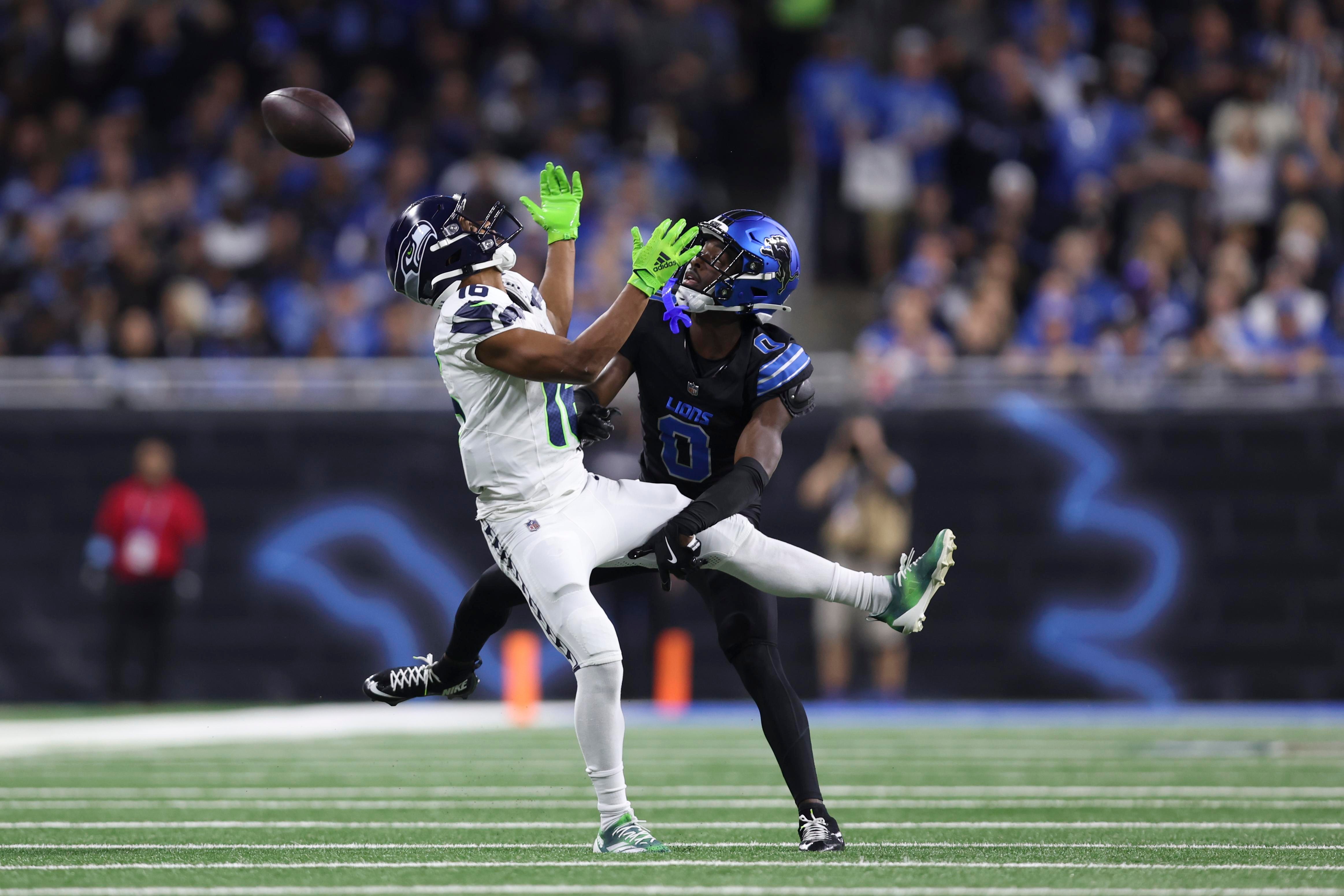 Terrion Arnold defende um passe contra os Seahawks em Detroit, em 30 de setembro de 2024.