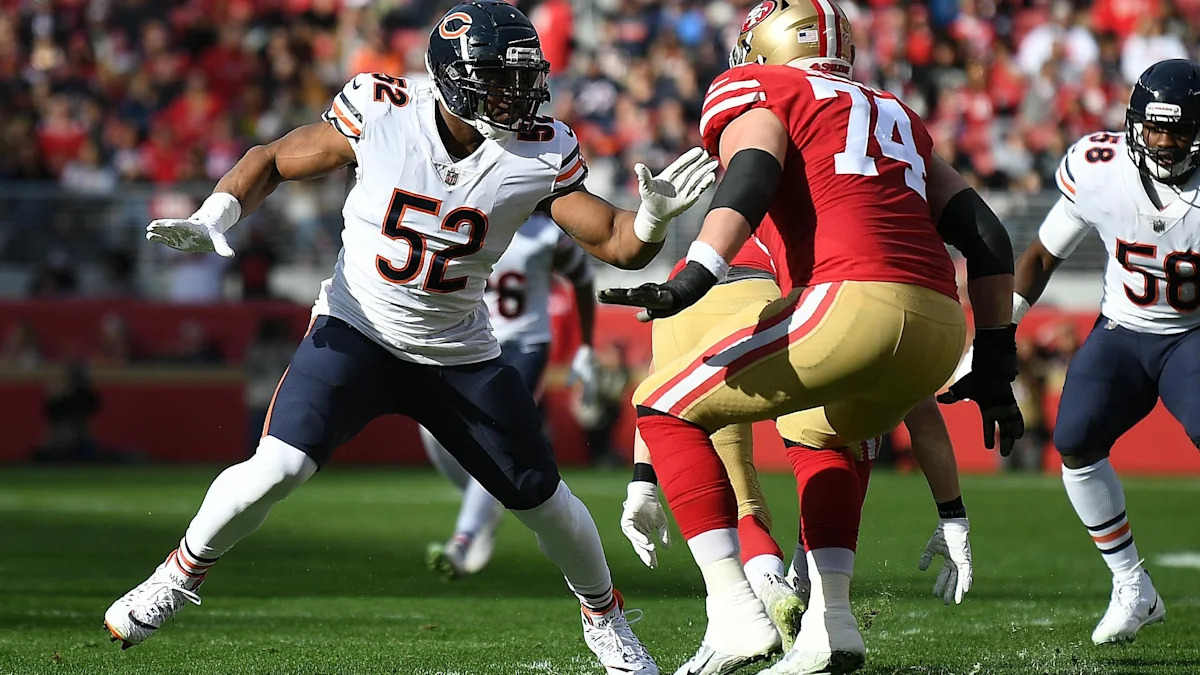 Linha ofensiva dos 49ers bloqueia contra a defesa dos Bears em uma partida da NFL.