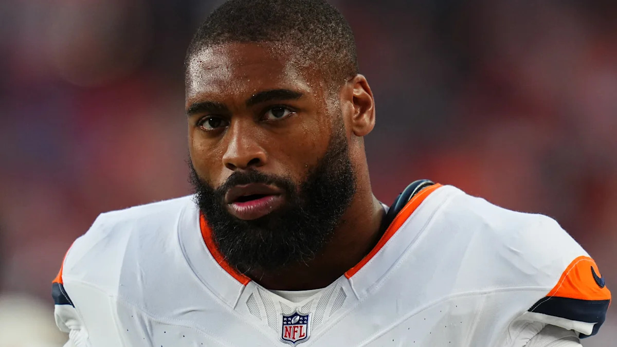 Jonathon Cooper com uniforme dos Broncos; linebacker se pronunciou após a liberação para retornar.