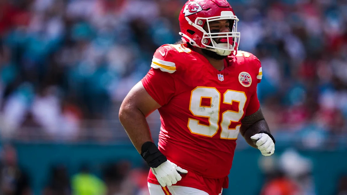 Khyiris Tonga usa o uniforme dos Chiefs em uma partida da NFL.