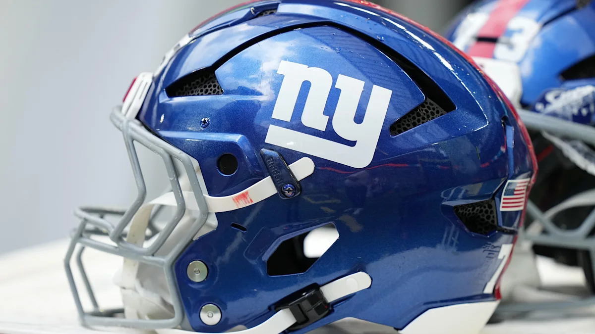 Capacete dos Giants em imagem do noticiário da equipe antes do jogo contra os Saints.
