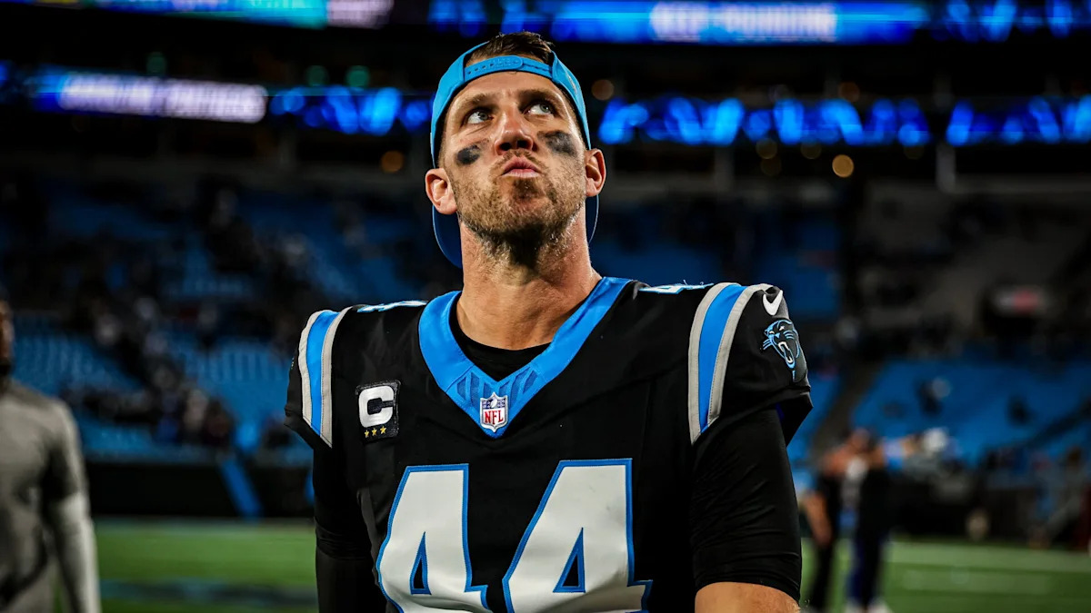 JJ Jansen com uniforme dos Panthers; long snapper se aproxima de um recorde de jogos na posição.