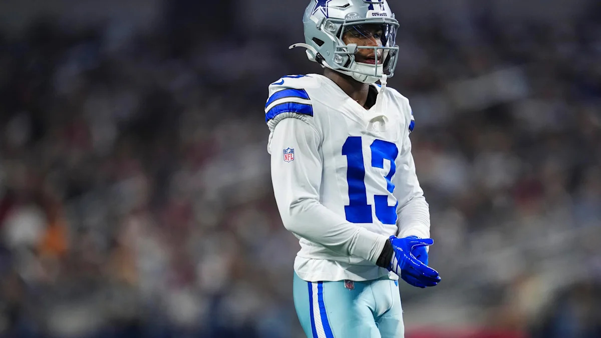 Caleb Downs em campo pelos Cowboys; equipe estuda alterar seu posicionamento contra os Packers.