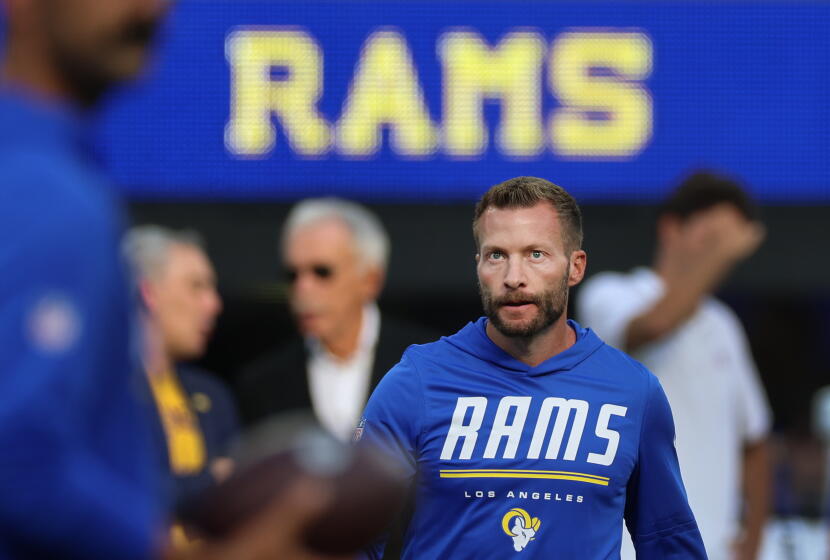 Sean McVay acompanha uma partida dos Rams à beira do campo.