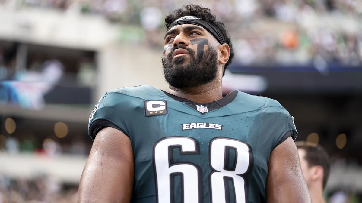 Jordan Mailata em campo pelos Eagles; tackle é referência para os jovens da linha ofensiva.