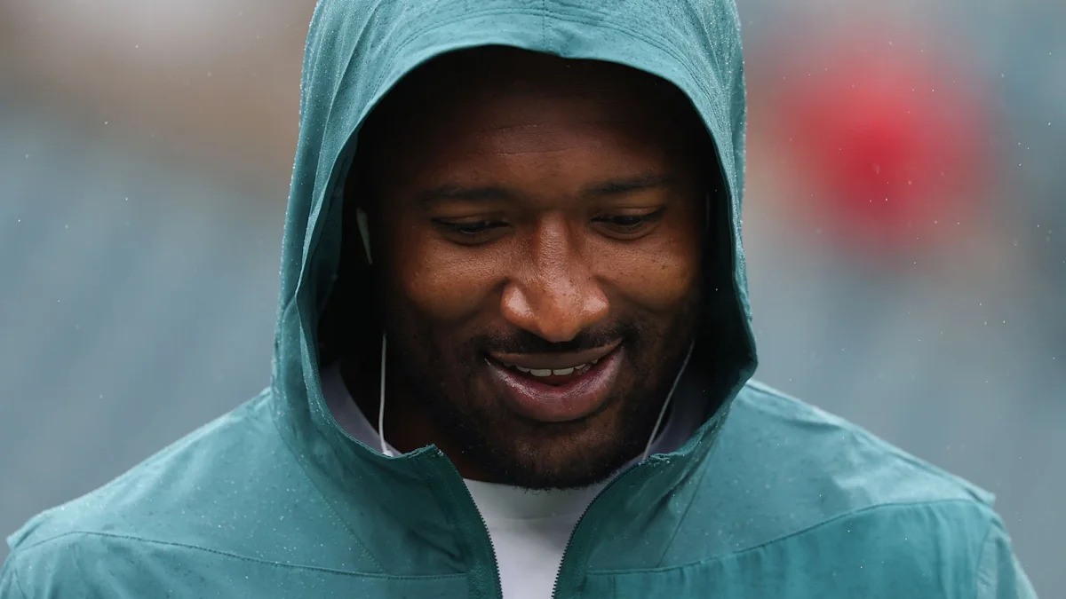 Jonathan Greenard acompanha atividade dos Eagles usando um agasalho da equipe.
