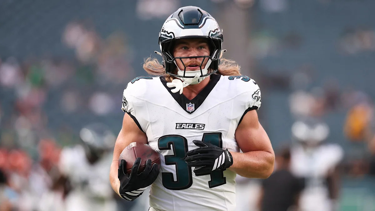 Carson Steele corre com a bola pelos Eagles; running back pode ganhar espaço no ataque.