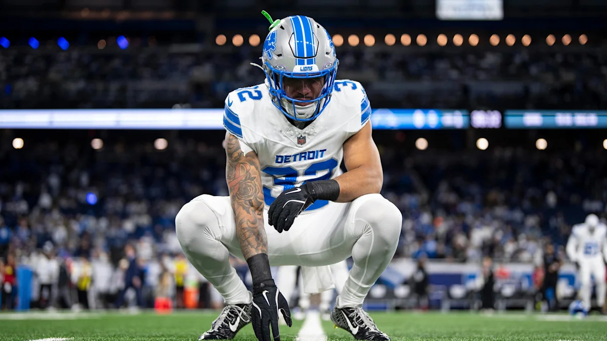 Brian Branch se alonga antes de Lions e Cowboys no Ford Field em dezembro de 2025.