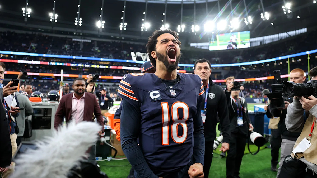 Caleb Williams comemora após a vitória dos Bears sobre os Jaguars em Londres, em 2024.
