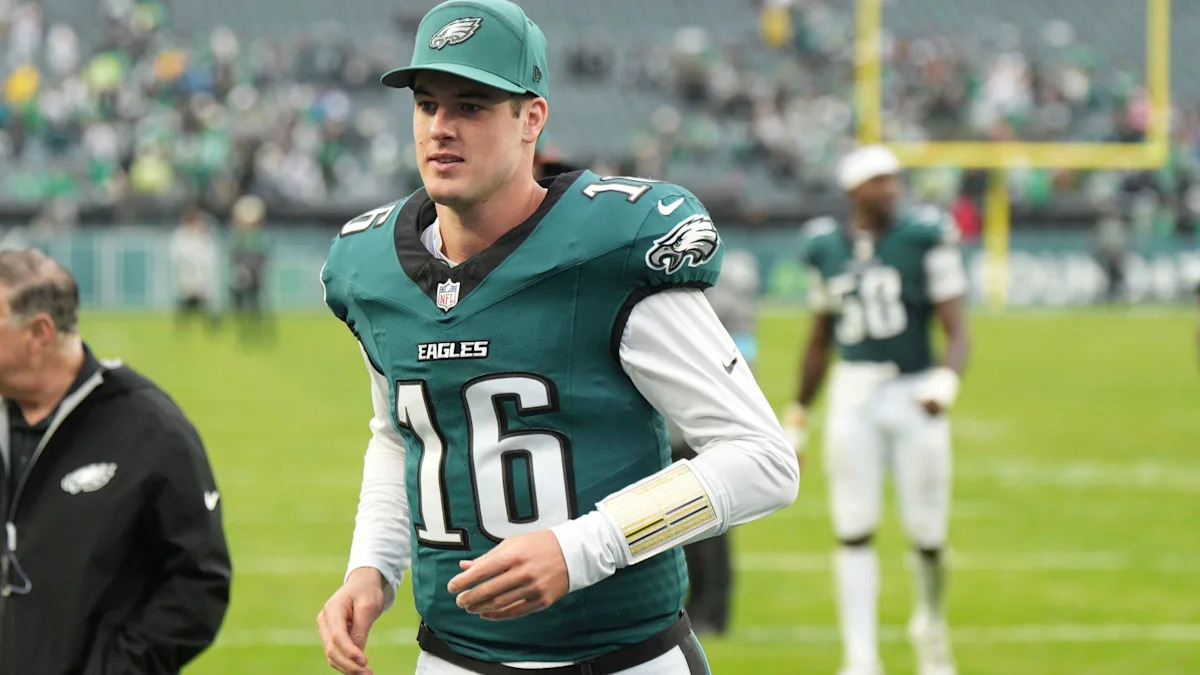 Tanner McKee acompanha o jogo entre Eagles e Rams em Philadelphia, em outubro de 2026.