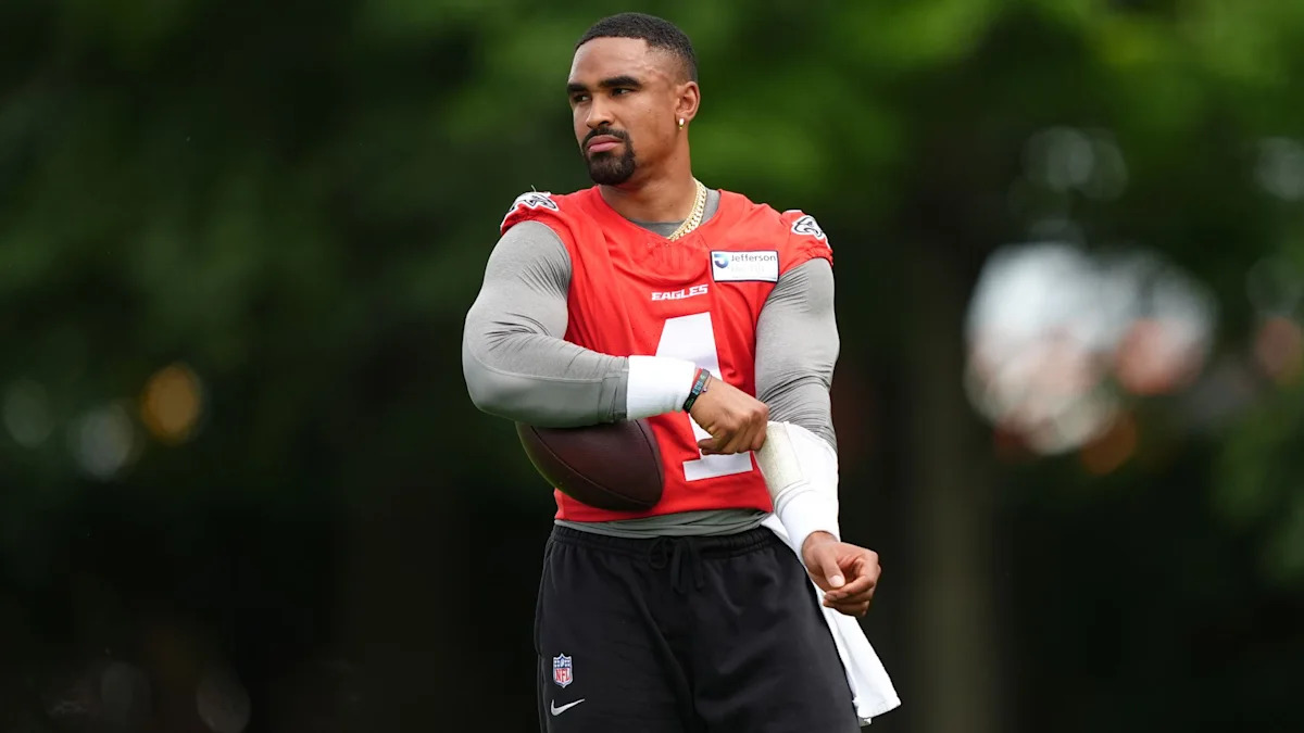 Jalen Hurts se prepara para lançar durante atividade dos Eagles.