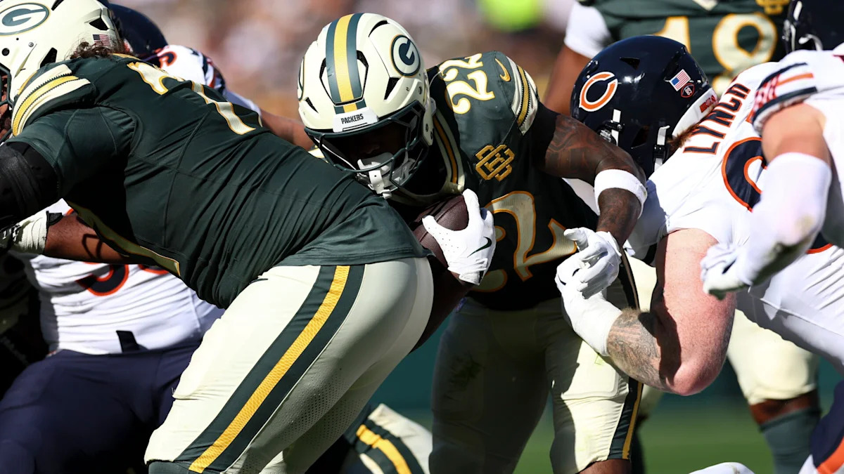 Packers e Bears disputam uma jogada em duelo entre rivais da NFC North.