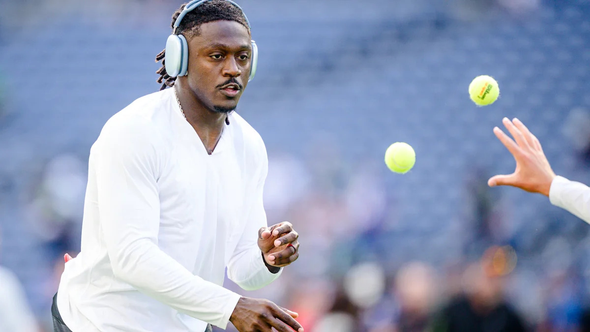 A.J. Brown participa de atividade de preparação dos Patriots enquanto busca voltar de lesão.