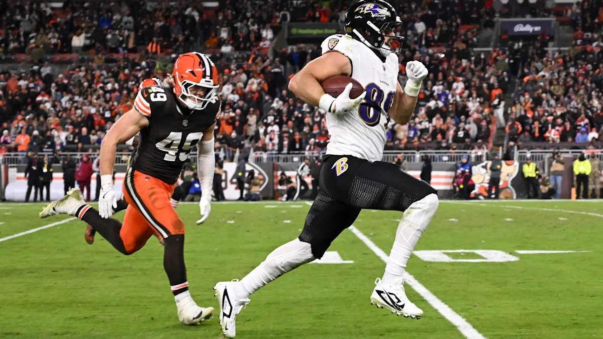 Mark Andrews marca um touchdown pelos Ravens contra os Browns, em imagem de novembro de 2025.