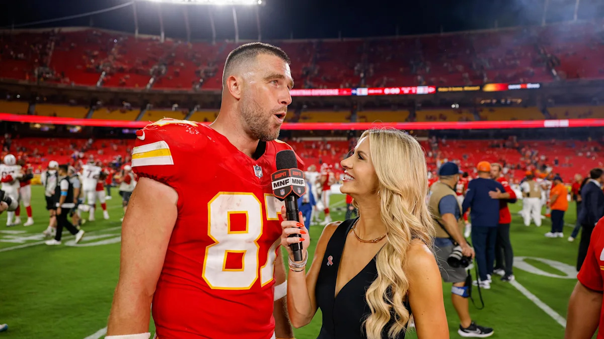Travis Kelce concede entrevista em campo após uma partida dos Chiefs.