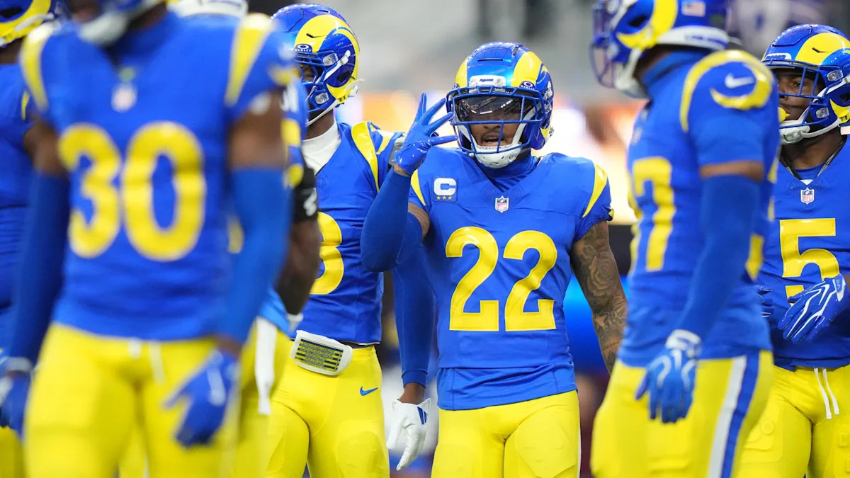 Trent McDuffie em campo pelos Rams no confronto com os Bills no SoFi Stadium.