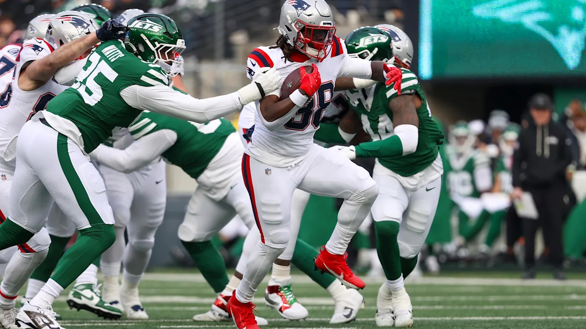 Rhamondre Stevenson corre pelos Patriots contra os Jets em dezembro de 2025.
