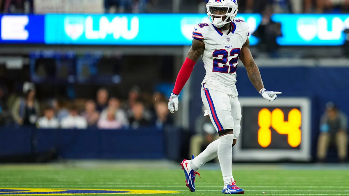 Defensor dos Bills em campo contra os Rams no SoFi Stadium.
